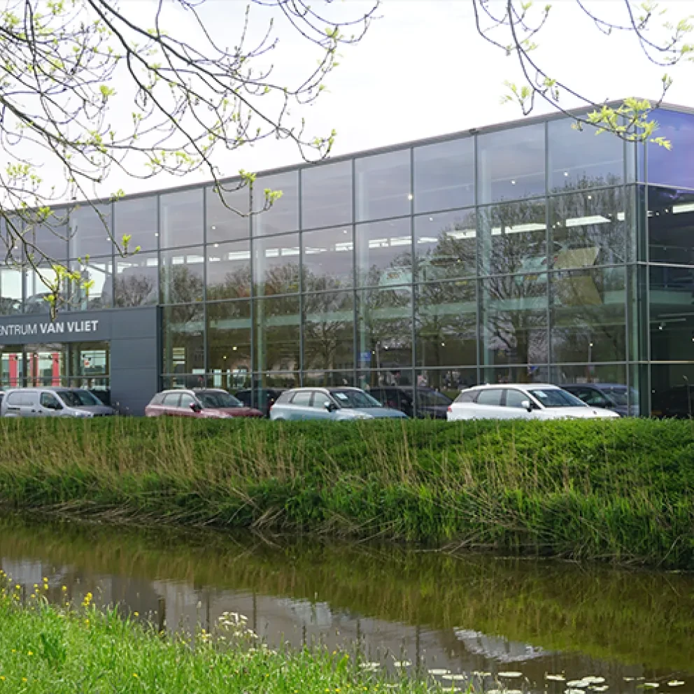 Autocentrum Van Vliet vestiging aan de Curieweg 9 in Alphen aan den Rijn
