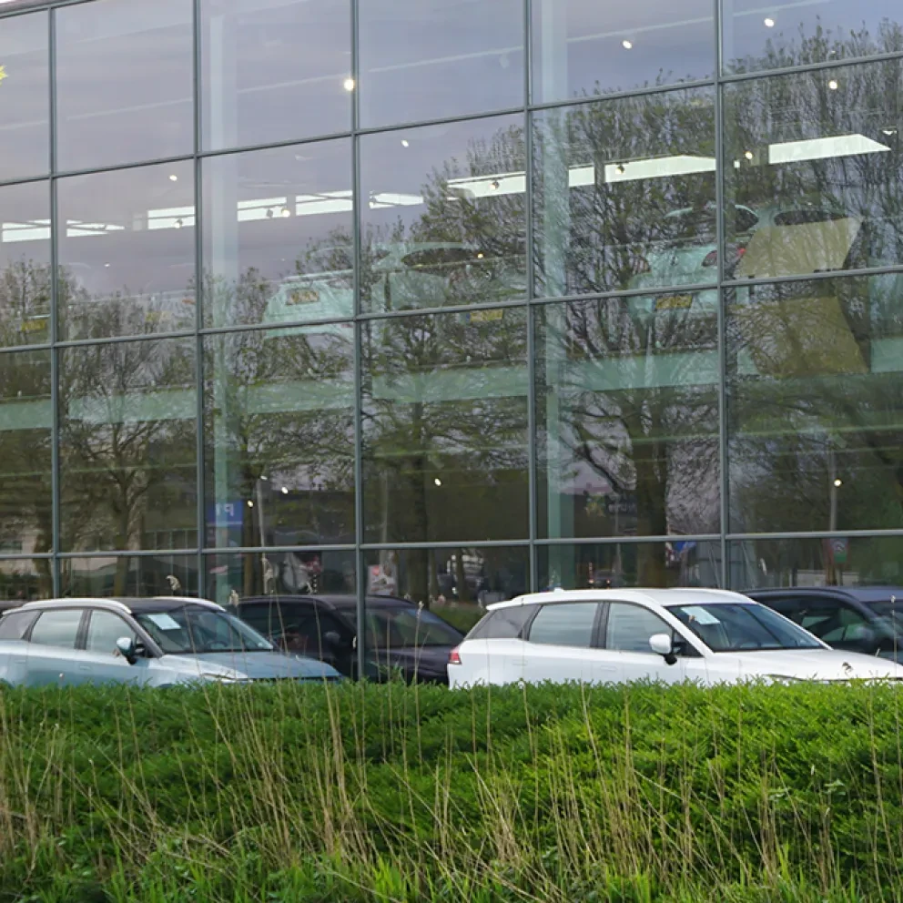 Autocentrum Van Vliet vestiging aan de Curieweg 9 in Alphen aan den Rijn