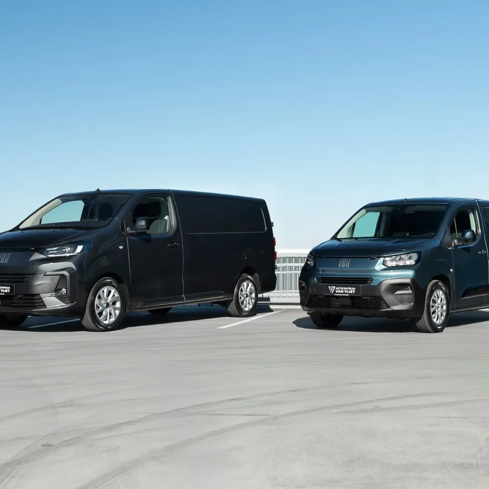 Twee Fiat Professional bedrijfswagens op een leeg parkeerdek