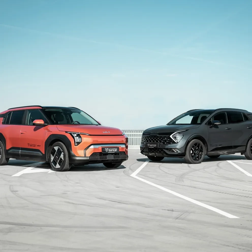 Een Kia EV3 en een Kia Sportage op een parkeerterrein