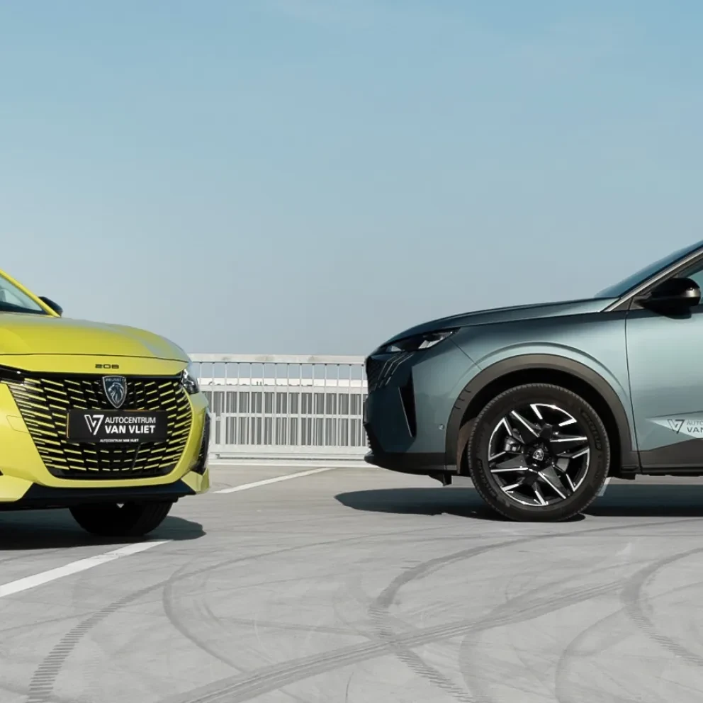 Een Peugeot E-208 en een Peugeot 5008 staan geparkeerd op een parkeerplaats.