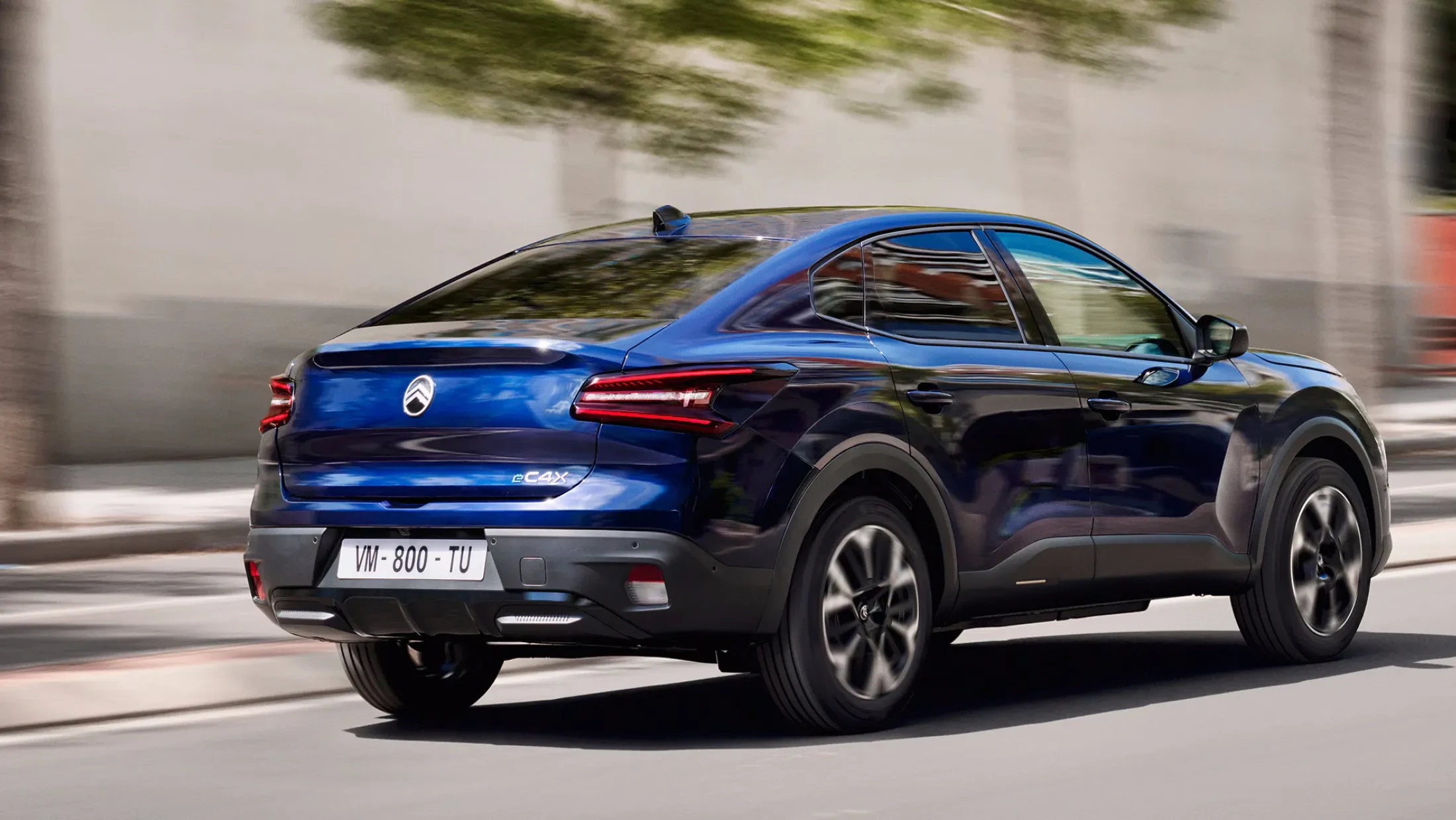 Nieuwe Citroën ë-C4X rijdend