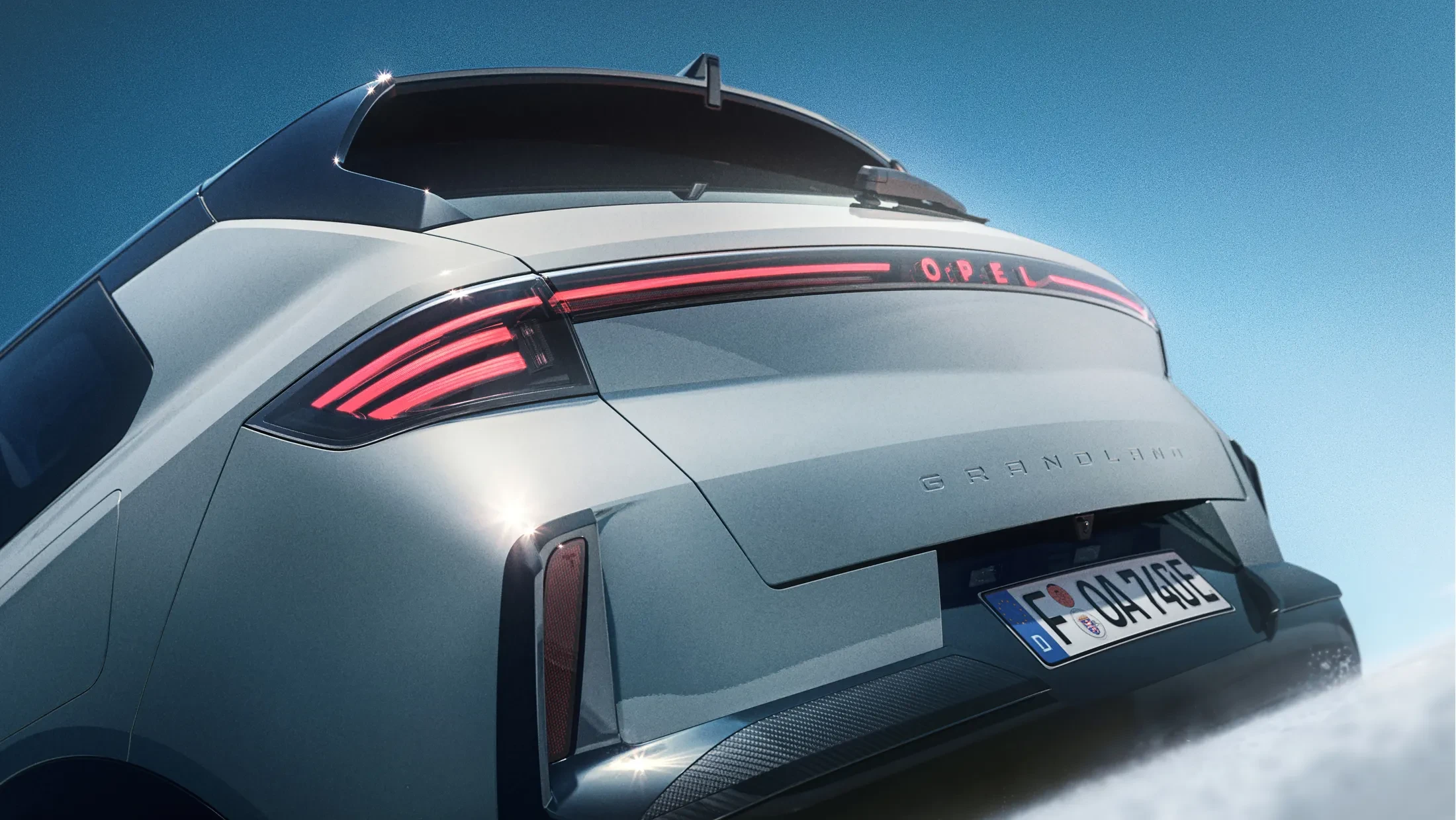 Nieuwe Opel Grandland Electric AWD achterkant