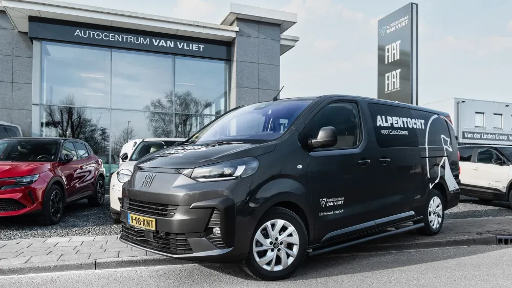 Fiat Professional bedrijfswagen met beplakking van stichting CliniClowns