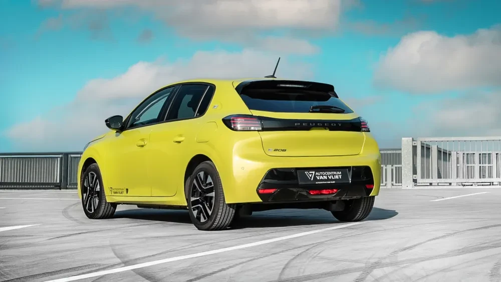 En Peugeot 208 geparkeerd op en parkeergarage 