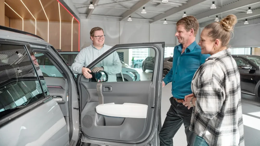 ChatGPT zei: Een verkoopadviseur laat een auto zien aan een klant en legt de voordelen van private lease uit.