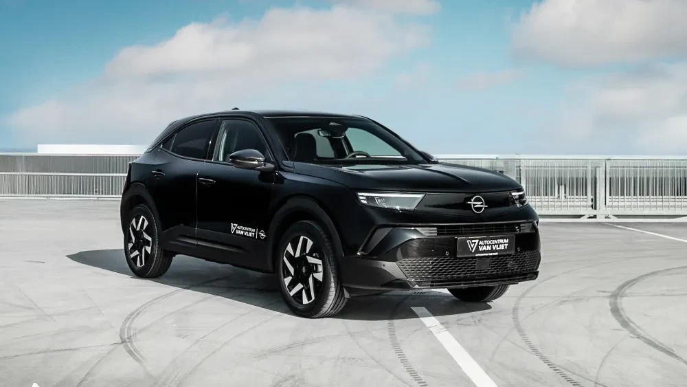 Zwarte Opel Mokka op een leeg parkeerdek