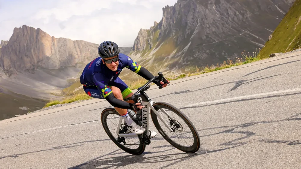 Team Autocentrum Van Vliet beklimt de Stelvio voor CliniClowns