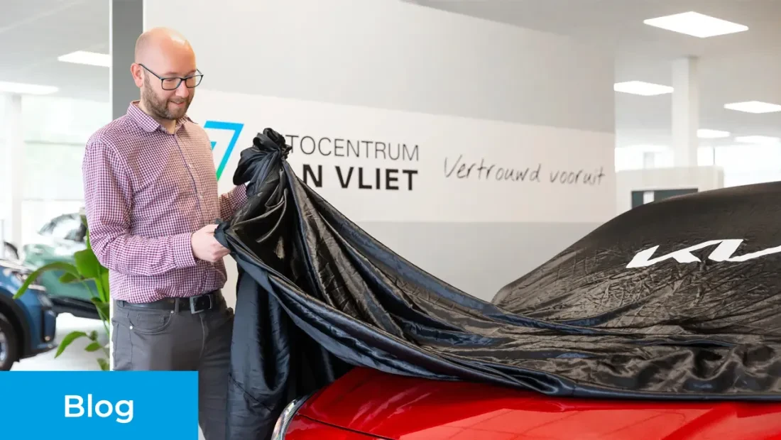 Verkoopadviseur haalt het doek van de nieuwe auto af tijdens een aflevering